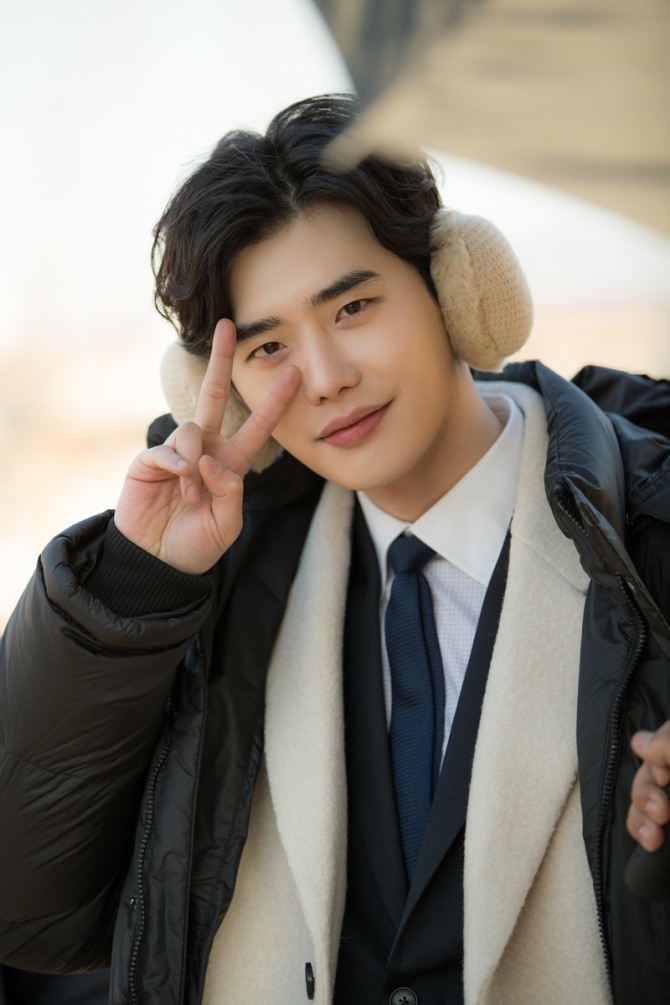 ชมภาพหล่อๆของอีจงซอก ในกองถ่ายละคร 'While You Were Sleeping'