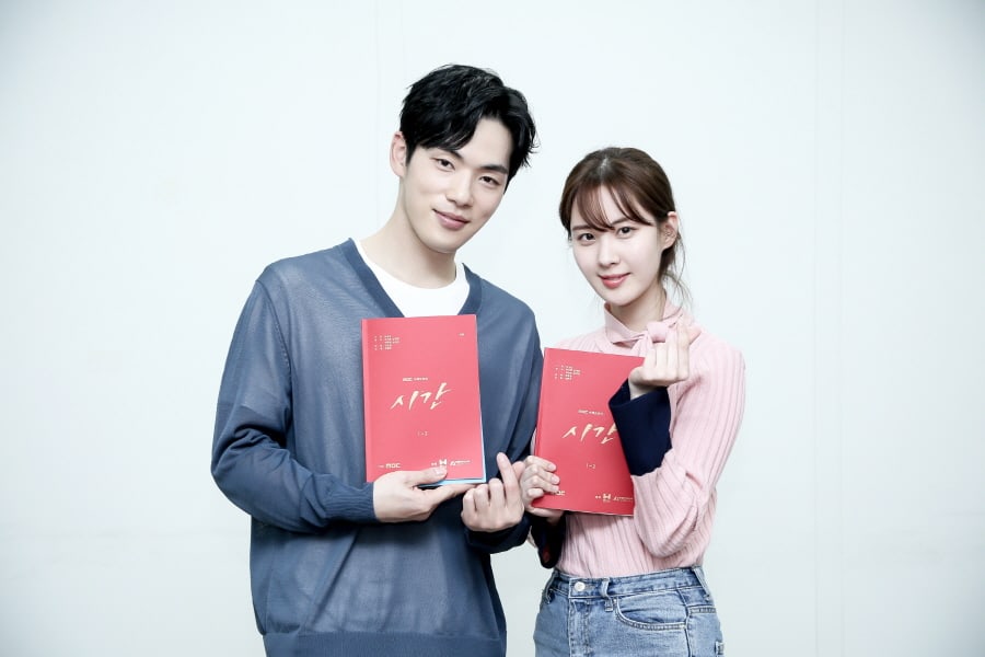 นักแสดงจากละครใหม่เรื่อง “Time” นำทีมโดย คิมจองฮยอน และ ซอฮยอน ร่วมอ่านบทด้วยกันครั้งแรก