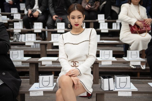 เจนนี่ (Jennie) พูดถึงฉายา 'มนุษย์ Chanel' พร้อมแฟชั่นเซ็ตใหม่ในนิตยสาร  Dazed