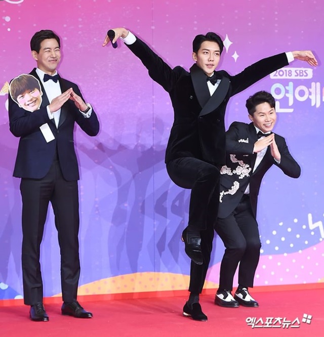 ภาพเหล่าคนดังสร้างสีสันบนพรมแดงงาน SBS Entertainment Awards 2018
